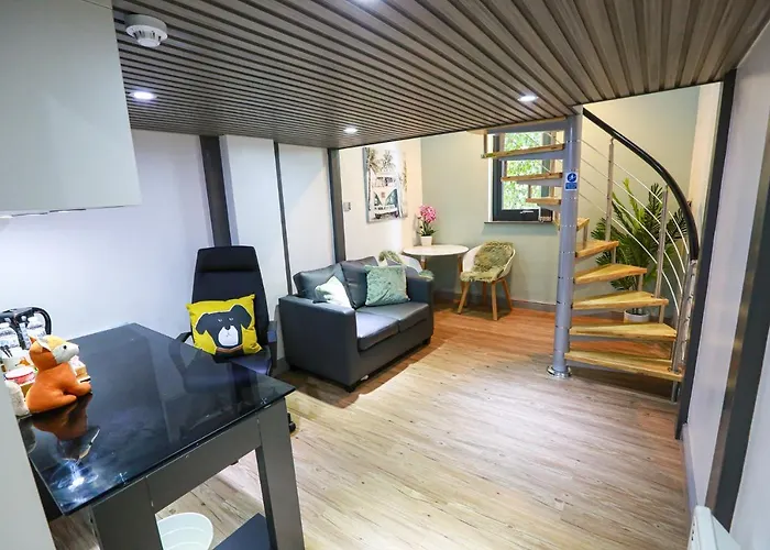 A104 Bright Modern Loft